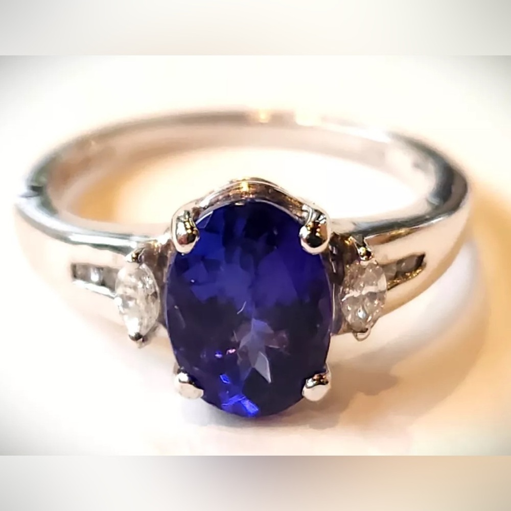 Tanzanite and diamond ring set in white gold. Size 6.75